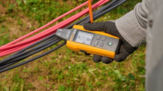 人在草地上AI 生成的内容可能不正确。