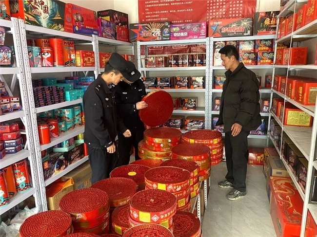 平凉崆峒：民警开展烟花爆竹安全专项检查