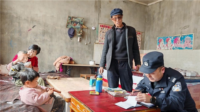 【图文报道】平凉崆峒：走近群众每一步 平安乐居警相随