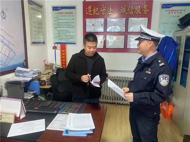 崆峒交管大队深入辖区出租客运公司开展交通安全大检查